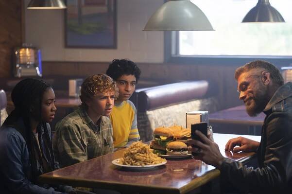 Leah Jeffries, Walker Scobell, Aryan Simhadri, Adam Copeland - Percy Jackson a Olympané - Jeden bůh nám koupí cheeseburgery - Z filmu