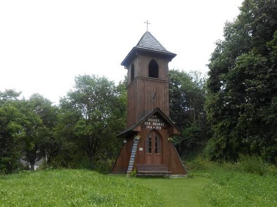 Fotografie - Sobotín-Rudoltice-v r. 2010 obnovená zvonice z r. 1925, pomník obětem 1. světové války - 14.07.2013