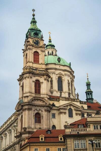 bezplatná Ohromující barokní architektura kostela sv. Mikuláše se tyčí vysoko na pražském panoramatu. Základová fotografie