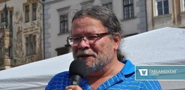Vondra (ODS): Krasavice v plavkách z úřední moci NE, vášnivě se líbající homosexuálové ANO