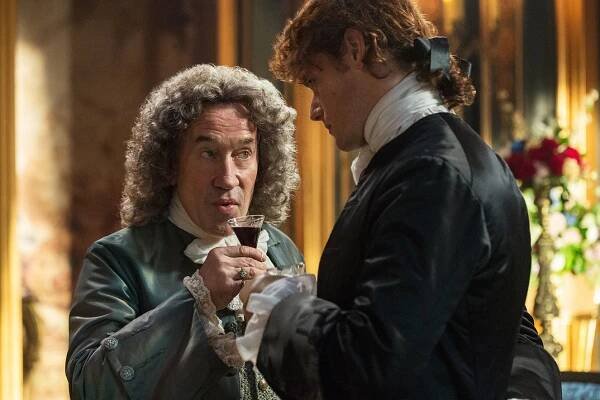 Cizinka - Bílá paní - Z filmu - Simon Callow, Sam Heughan