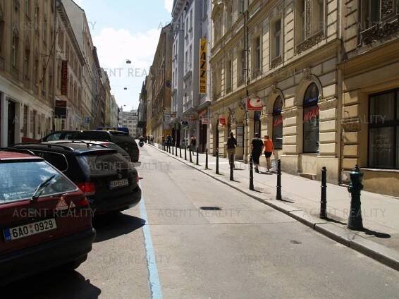 Pronájem pěkné kanceláře 69,5 m2 s vlastním vchodem a velkou terasou ulice Krakovská - Praha 1 | Agent Reality