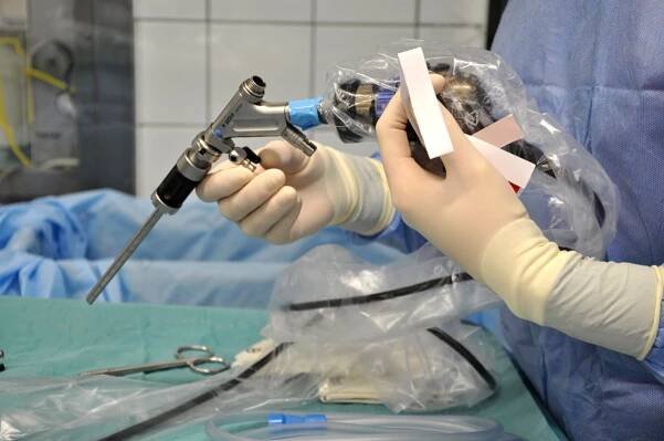 Méně bolesti a kratší hospitalizace. Na Neurochirurgické klinice FN Olomouc úspěšně operují výhřezy plotének bederní páteře