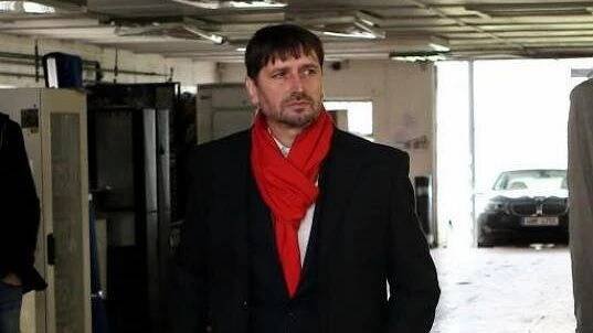 Nová posila Cest domů se pěkně uvedla: Tenhle charizmatický drsňák si pohrál s károu režiséra Adamce - Super.cz