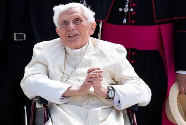 Emeritní papež Benedikt XVI. na mnichovském letišti... | iROZHLAS - spolehlivé zprávy