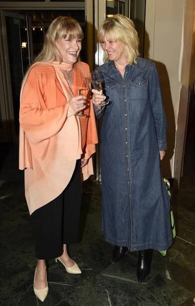 Džínové šaty a účes na Šmajdu: První dáma Eva Pavlová vyrazila do společnosti. Jak dopadla sázka na trendy a ležérnost?