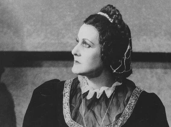 Marie Pavlíková jako Isabella Španělská (H. Ortner: Isabella Španělská, České lidové divadlo v Brně, 1944), fotograf neuveden. Archiv NDB: osobní složka M. P.