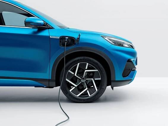 BYD ATTO 3, Seitenansicht, Beifahrer, Ladevorgang mit Stecker