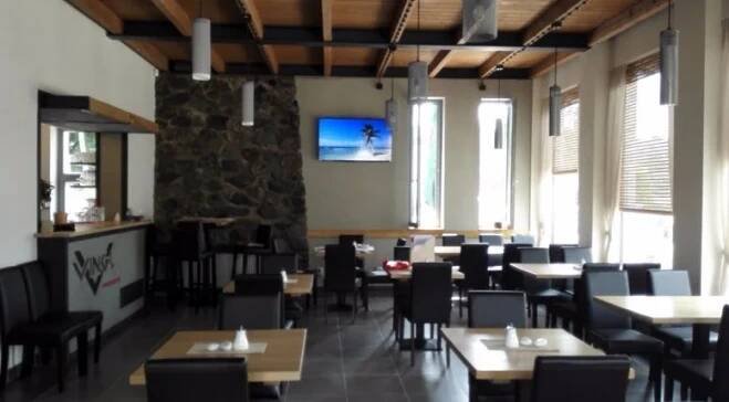 Šťavnatý hovězí burger i s porcí hranolků v restauraci Vingl