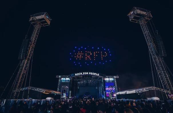 OBRAZEM: Oblohu nad festivalem Rock for People ovládly v pátek roje dronů