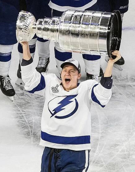 Stanley Cup převzali mezi prvními Stamkos a civilové