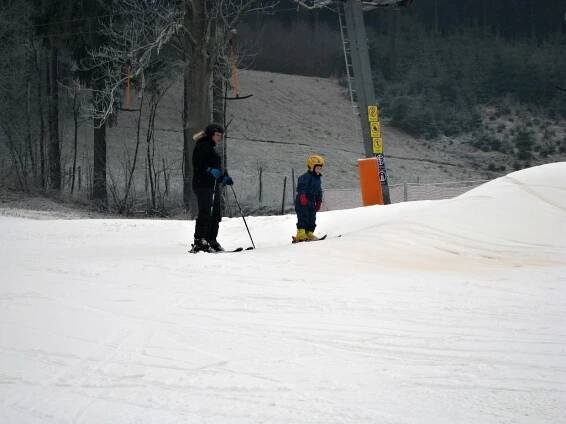 Zpráva pro lyžaře: Ski areál Máchovka je stále v provozu