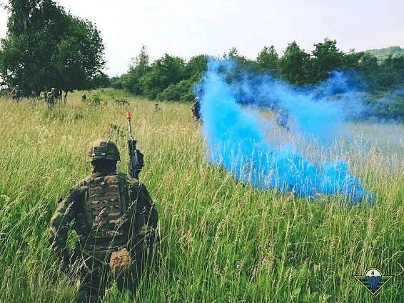 Výsadkáři dřou na cvičení v Doupově. Také vojenská policie