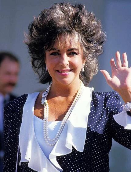 Elizabeth Taylor entrain de saluer ses admirateurs, circa 1980.
