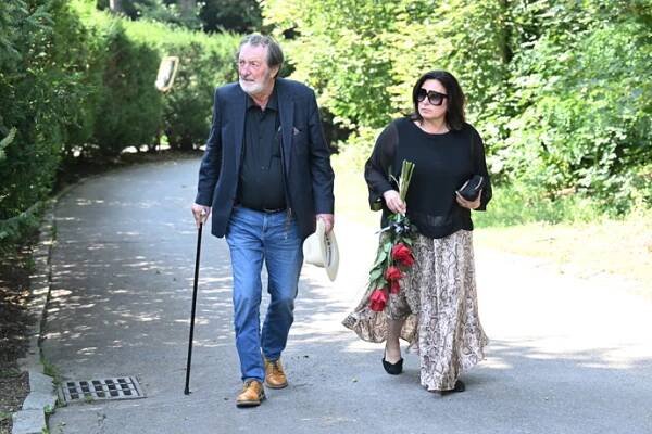 FOTO: Bolek Polívka přišel na pohřeb Jelínka s manželkou. – stránka 104