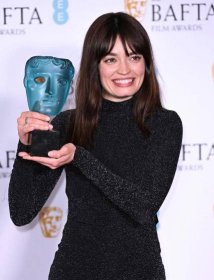 February 19th, 2023. London, UK Emma Mackey wins EE Rising Star at the 2023 EE BAFTA Film Awards, Royal Festival Hall, London. Credit: Doug Peters/EMP