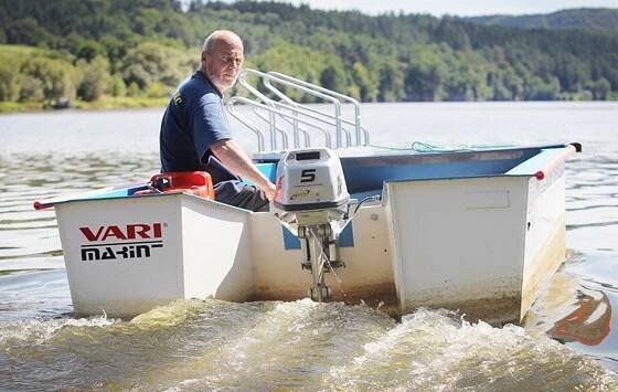 Od poloviny srpna vozí lidi přes Hněvkovickou přehradu u Hluboké nad Vltavou
