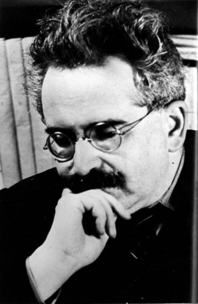 [Fotografie: Walter Benjamin im Pariser Exil, 1937]