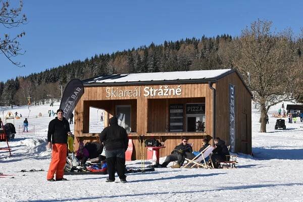 VIDEO: Lyže, sáňky, ale také pivo či aperol. Ve Strážném si návštěvníci užívali