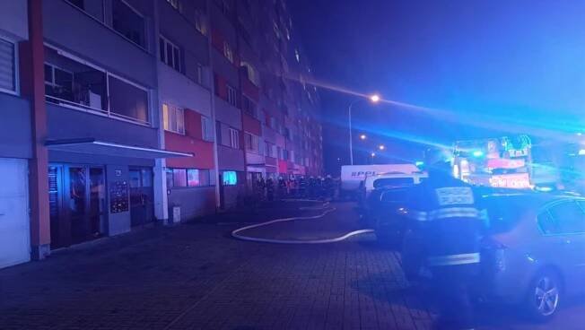 V paneláku v Hradci hořelo. Přes 20 lidí bylo evakuováno, hasiči použili i výškovou techniku