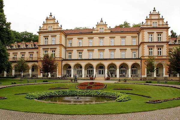 KRAJ UPRAVÍ V BRANDÝSE NAD ORLICÍ BYTY PRO ZAMĚSTNANCE REHABILITAČNÍHO ÚSTAVU. MĚSTO ZÍSKÁ PROSTOR PRO SPOLKOVOU ČINNOST