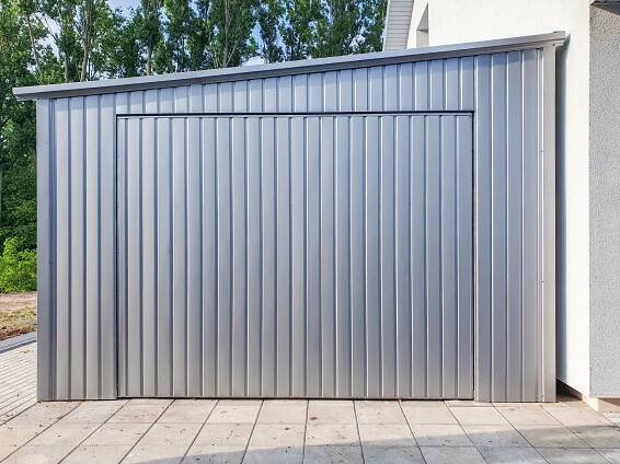 Plechova garáž 4,5x9m - výklopná vrata - dveře - hliník střecha bočni spád Šířka 4.5 m