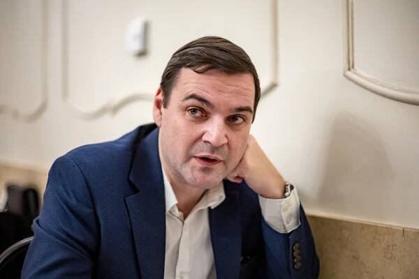 Z toho, že Babiš přivedl komunisty k moci, viním Fialu, říká Petr Macinka