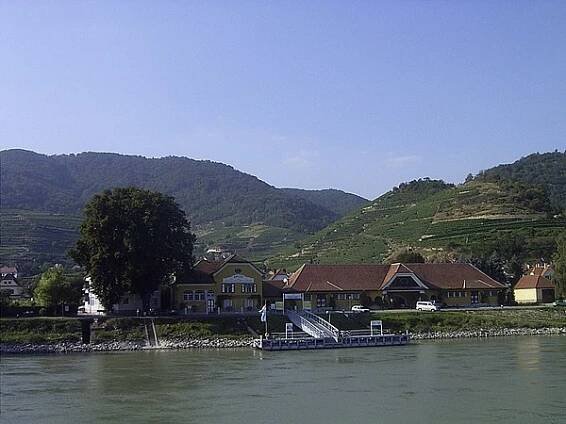 Ŝipstacio ĉe Spitz [Spic] ĉe Danubo en Wachau [Vaĥaŭ]