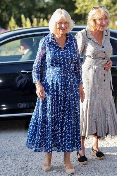 Queen Camilla (L) and her sister Annabel Elliot (R).