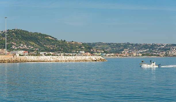 nábřeží san benedetto del tronto - ascoli piceno -itálie - san benedetto del tronto - stock snímky, obrázky a fotky