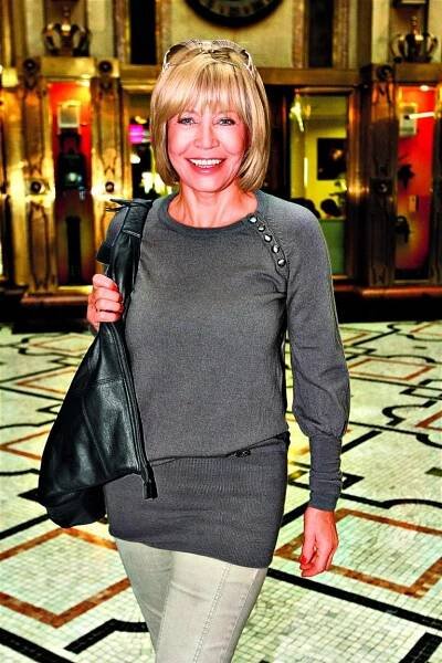Jana Švandová sice o tom nemluví, ale jedno z tajemství jejího báječného vzhledu spočívá v jejím silném estetickém cítění. Že se herečka zajímá o moderní design, je vidět i z jejího oblékání. Má smysl pro barvy a dokáže spojit praktičnost s nekomplikovanou elegancí. Má ráda béžovou, barvu jinak ožehavou, protože nenápadné typy v ní zmizí. Ale výrazná osobnost z ní naopak vystoupí. Jana Švandová prý miluje i červenou a obléká se podle počasí, když je zataženo a pošmourno, nosí raději světlé barvy.