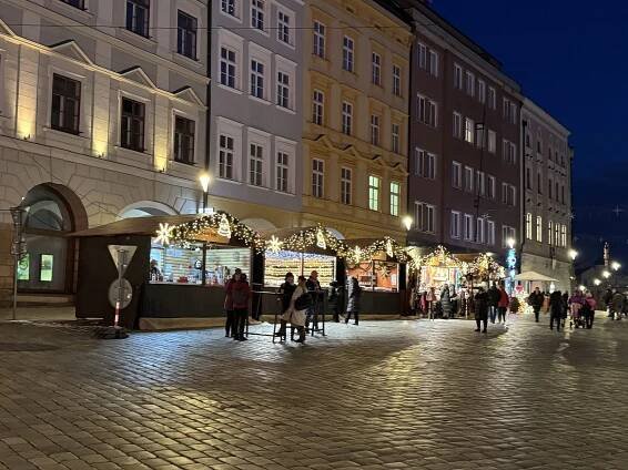 Vánoční trhy v Olomouci otevřely. Punč už teče proudem, láká i nová dominanta