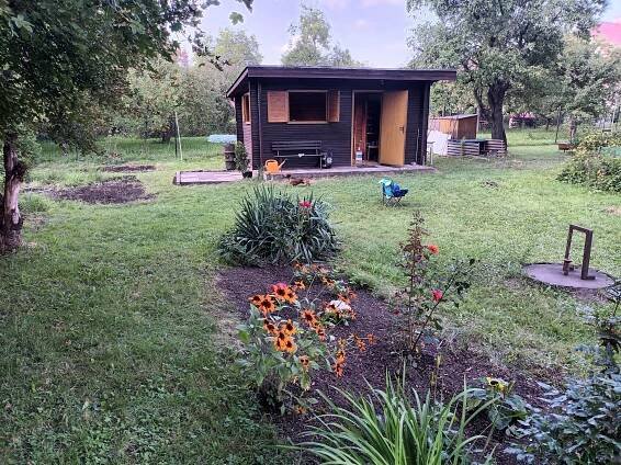 Přenechám pronájem zahrady s chatkou v Třinci. Pozemek má asi 400m2. Na pozemku je studna. Vodovodní přípojka bude zřízená