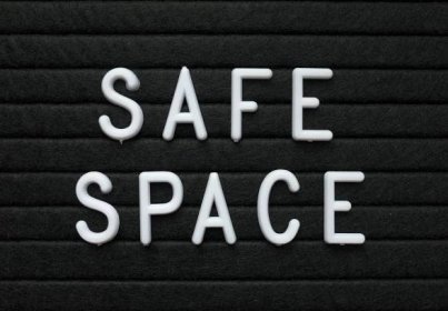 Slova bezpečný prostor v bílé plastové písmena na palubě černé písmeno označující místo nebo prostředí, kde lidé mohou cítit chráněné — Stock obrázek