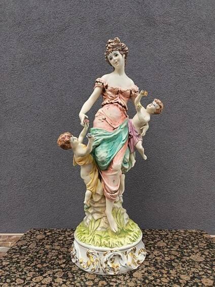 Nádherná porcelánová socha – Alegorie s andílky, ručně malovaná 91 cm  - Starožitnosti a umění