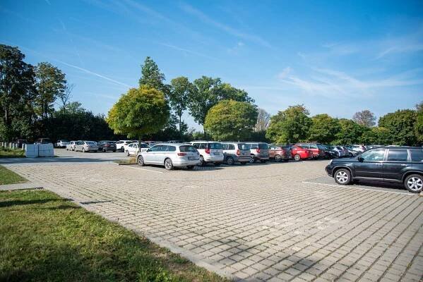 Fakultní nemocnice Olomouc opravila tři ze svých parkovišť a buduje dvě nová s 87 místy | Fakultní nemocnice Olomouc