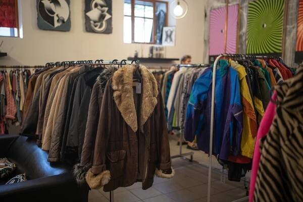 Toto je pět nejlepších second handů v Praze: Koupíš v nich Chanel výběrovky i vintage kousky za kilo | Galerie 1/53 | REFRESHER.cz