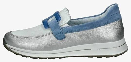 Třpytivá stříbrná slip-on obuv s bílou kůží a akcenty z modrého semiše. Obsahuje modrý pásek a texturovaný svršek. Lehká gumová podešev.