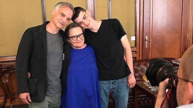 Tento osmnáctiletý fešák je vážně mladší verzí svého slavného otce. Filmaři podobnost využili v novém snímku - Super.cz