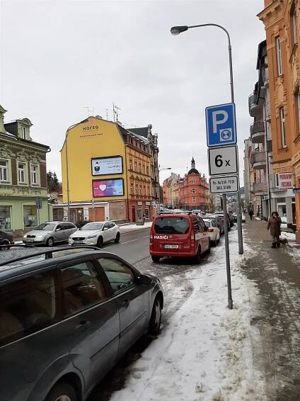 Zákazníci e-shopů parkují i na chodníku, nešvar nevyřešily ani květináče