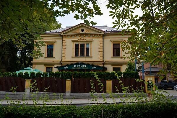 Penzion s restaurací uprostřed zeleně