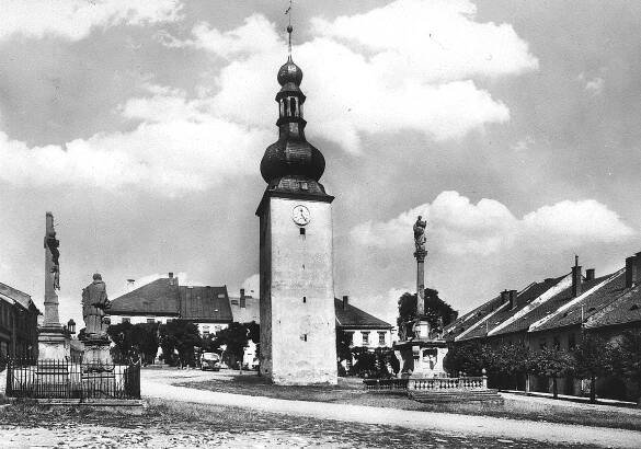 Potštát, náměstí s hodinovou věží; asi 1960 (sbírka Pavla Fiedlera).