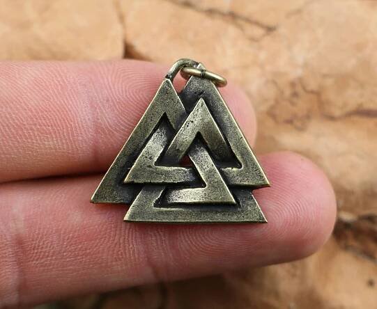 VALKNUT, vikinský přívěšek, staromosaz - Drakkaria