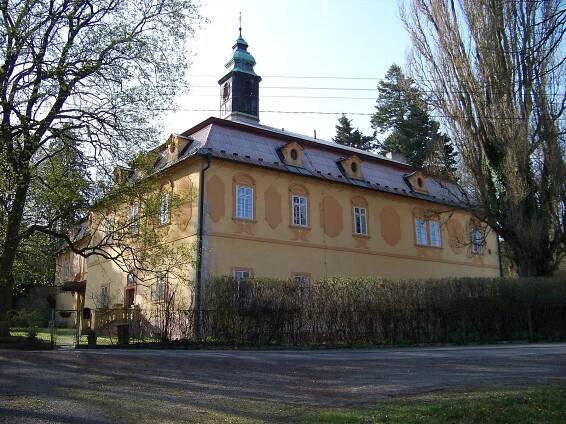 Soubor:Lojovice, zámek (01).jpg
