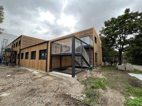 Modulární základní škola z kontejnerů Neufahrn | CubeCont | kontejnery a modulové stavby