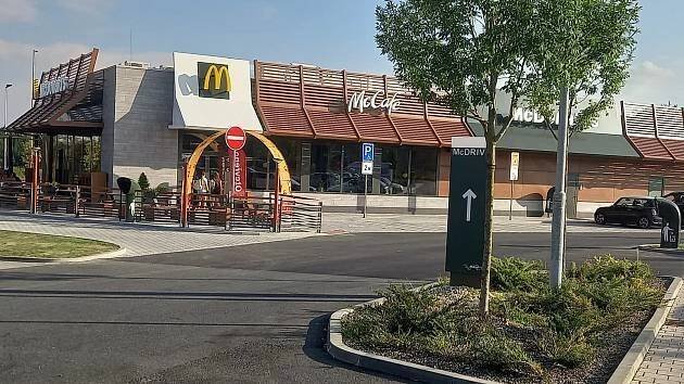Jako první v Jihlavě. McDonald ́s v Aventinu nabízí jídlo do auta