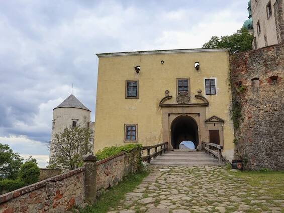 Majestátní hrad Buchlov v malebné krajině Chřibů | PrimaVylety.cz