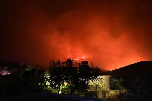 Řecko zasáhly masivní požáry. Hoří Kos i Zakynthos, oheň se přiblížil k hotelům
