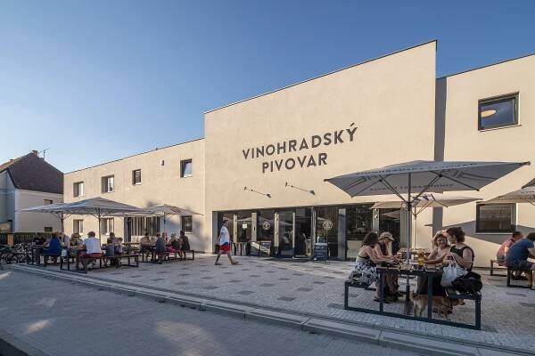 Fotka: Vinohradský pivovar a jeho pobočka v Káraném