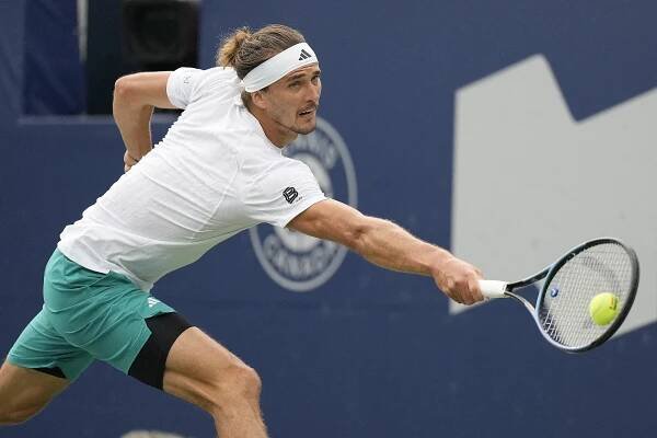 Zverev vyřadil v Torontu obhájce Popyrina, v Montrealu dál válí Mboková